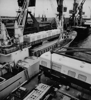 Verladung von Eisenbahnwaggons im Hafen