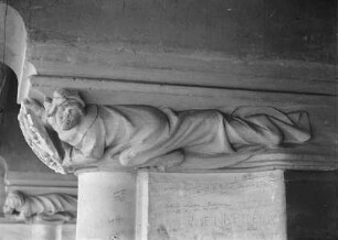 2. Ligende Konsolfigur in Form einer Frau mit Wappen, von links