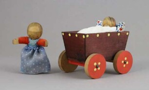 Hölzerner Kinderwagen mit Baby und Püppchen im blauen Kleid