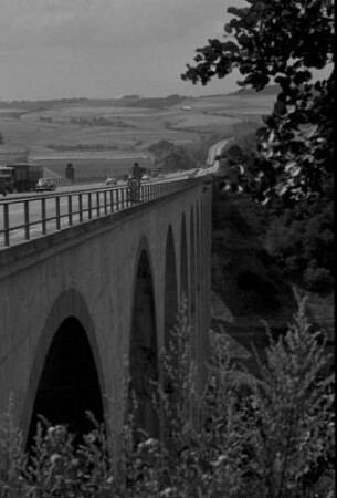 Neustadt (Wied): Wiedtal, Autobahnbrücke, vom südlichen Brückenkopf