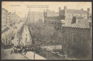 Ansichtskarte Einzug in die Kaserne des 2. Garde-Dragoner-Regiments [2/2]