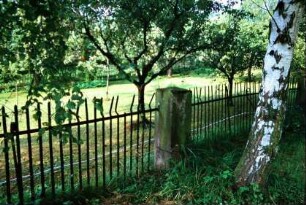 Steinpfeiler mit Eisenzaun, Teil der Friedhofsumzäunung