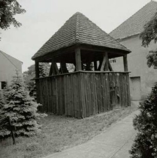 Jänschwalde. Glockenstuhl : Jänschwalde. Glockenstuhl, Kirchhof Evangelische Dorfkirche (1806)