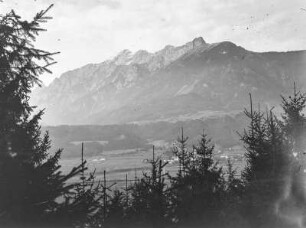 Talblick : Blick in Tal. Im Vordergrund Bäume. Im Hintergrund hohe Berge