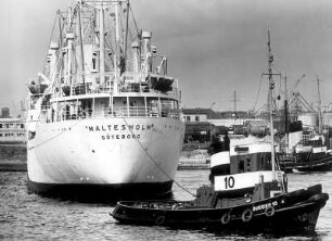 Hamburg. Der Schlepper "Bugsier 10" verholt das Frachtschiff "Maltesholm" zu seinem Liegeplatz.