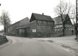 Medingen, Dorfstraße 17. Bauernhof (1701/1800 begonnen). Eckansicht mit Auszugshaus