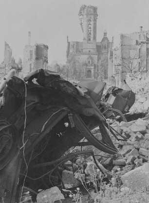 Dresden. Trümmerfeld gegen die zerstörte Lukaskirche