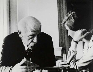 Fritjof Nansen wird von der britischen Journalistin Miss Round interviewt
