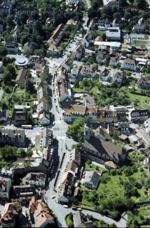 Freiburg, Herdern: Hauptstraße und Kirche St. Urban