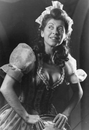 Hamburg. Thalia-Theater. Die Schauspielerin Inge Meysel (1910-2004) während einer Aufführung der Komödie "Tartüff" von Molíère 1946.