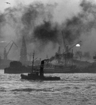Hamburg. Hafenimpression im Herbst. Ein Schlepper fährt auf dem Reiherstieg
