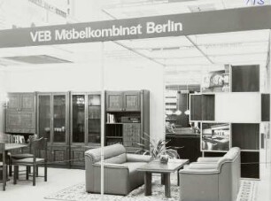 Messehalle für Möbel (Halle 15). Raumaufnahme mit Ausstellungskoje des VEB Möbelkombinat Berlin