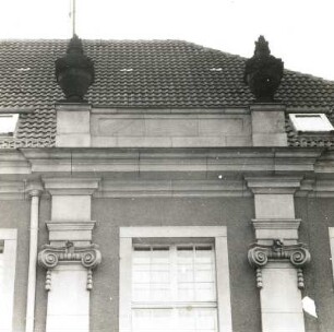Cottbus. Verwaltungsgebäude (Arbeitsamt), Rudolf-Breitscheid-Straße 12, 1.Viertel 20. Jahrhundert. Abschluß der Portalachse (rechts)