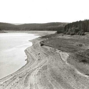 Talsperre Lehnmühle. Blick von der Staumauer auf die stark geleerte Trinkwasservorsperre