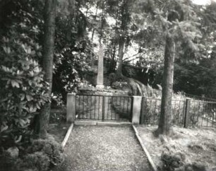 Schwarzenberg. Friedhof. Sowjetisches Ehrenmal. Ansicht mit Einfriedung