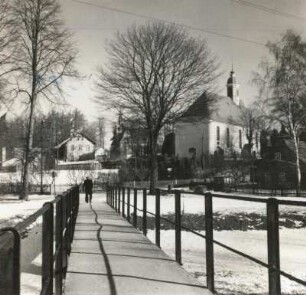 Taubenheim/Spree, Blick über die Spreebrücke zur Kirche