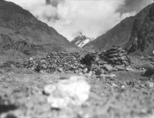 China. Sinkiang (Xinjiang). Kunlun. Pyramid-Peak im Khantal. Blick über eine Windschutzmauer der Hirten