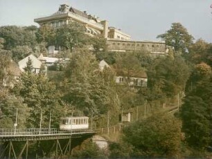 Dresden-Weißer Hirsch. Blick zur Gaststätte Luisenhof, mit Standseilbahn