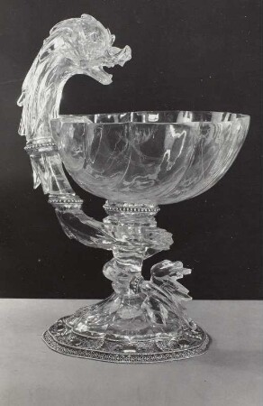 Muschelförmige Schale mit Fuß und Delphin, Grünes Gewölbe : Muschelförmige Schale mit Delphin und Fuß mit Filigranfassung. Mailand, um 1715/vor 1724 (G. M. Metellino). Bergkristall, Silber, vergoldet, Lapislazuli; 33,1 x 26,7 x 23,8 cm, Fuß: 19,5 cm, T 17,8 cm. Dresden: Grünes Gewölbe V 312