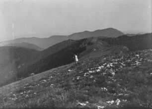 Am Bergkamm : Aufnahme einer Frau an ein einem Bergkamm