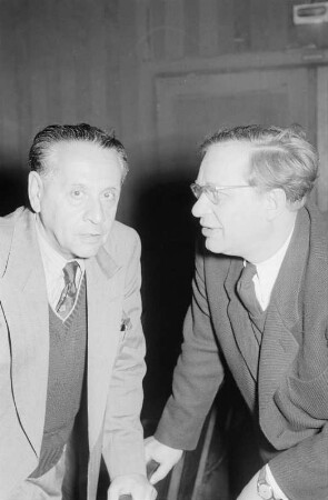 Szenenbilder aus dem Stück "Die Affäre Dreyfus" von Hans José Rehfisch und Wilhelm Herzog am Schloßparktheater Berlin-Steglitz : Schriftsteller Hans José Rehfisch (links) im Gespräch