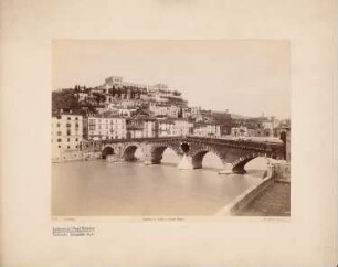 Castel San Pietro und Ponte Pietra, Verona: Blick über die Etsch und die römische Brücke zur Festung