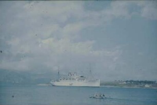 Reisefotos. Das Passagierschiff "Milwaukee" vor einer Küste