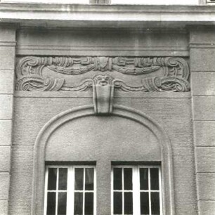 Cottbus, Wilhelm-Külz-Straße 11/Ecke Wernerstraße. Ehemalige Loge (Kammerbühne und Landessender Brandenburg; um 1910). Fensterbekrönung (1. Obergeschoss, Hauptportalachse)