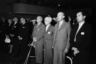 15. Tagung 1965 Physiker: stehend: Frau Steurer, Oberbürgermeister Steurer, A. Goppel, nicht besetzter Platz, Werner Heisenberg, Max Born, Karl Georg v. Hevesy, Rudolf L. Mößbauer
