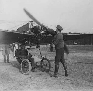 Gradeflieger, startend : Technikgeschichte | Fliegende Menschen | Flugzeuge | Flugplatzbetrieb und Flugzeugbau