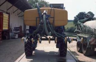 Fotografie: Gülle- und Entmistungstechnik, Trägerfahrzeug, Gülleinjektor