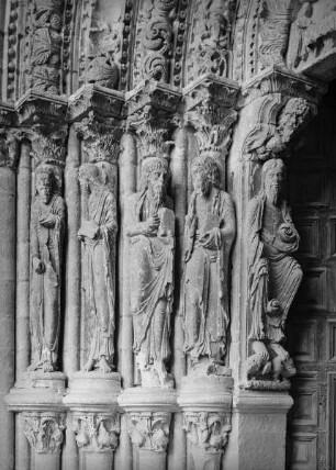 Westportal der Basílica de San Vicente — Nördliches Gewände mit 5 Apostelfiguren