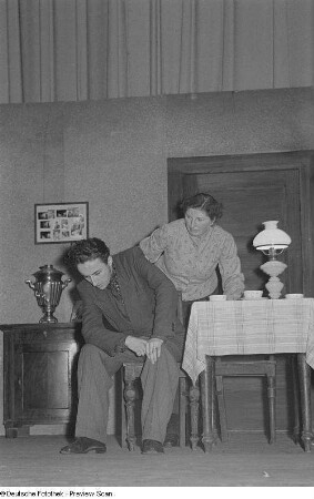 Darsteller des Zirkels des Messeamtes im sowjetischen Einakter "In der Taiga", Sieger in der Kategorie "Dramatischer Zirkel" beim Bezirksausscheid der Volkskunstgruppen 1954