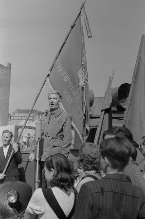 Freiwilliger Arbeitseinsatz beim Wiederaufbau durch Lehrer und Erzieher, u.a. mit Paul Wandel, Minister für Volksbildung : Ansprache von Paul Wandel