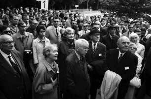 20. Tagung 1970 Chemiker; Mainau: Menschenmenge mit [Frau Urey ?], Harold C. Urey, Robert S. Mulliken, Nikolai N. Semenov, Ronald G. Norrish im Vordergrund
