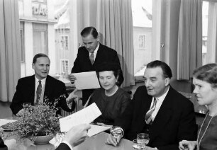Freiburg: Amerikahaus; Ehrenurkunden für Prof. Dr. Büchner und Prof. Dr. Westphal, am Tisch: Prof. Westphal, (Bronner stehend) Frau und Prof. Büchner