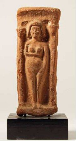 Relief, stehende Frau in Aedikula