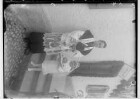Primizfeier Bayer in Emerfeld 1935; Pfarrer mit Primizbräutchen; eine Krone auf einem Kissen in den Händen des Kindes