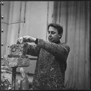 Bildhauer Gerhard Rommel in seinem Atelier, 1969. SW-Foto © Kurt Schwarz.