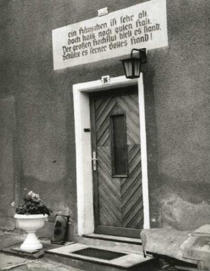 Berggießhübel, Giesensteiner Straße 16. Wohnhaus (um 1800). Haustür mit Spruchtafel und Hochwassermarke von 1927