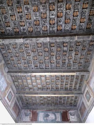 Kassettierte Holzdecke mit Rosetten und Wappen der Familie Colonna