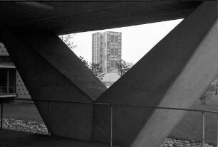 Berlin: Interbau; Siebengeschosswohnhaus mit Verteilerturm; Architekt Niemeyer (Brasilien); Stütze mit Durchblick