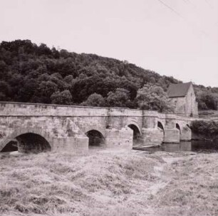 Creuzburg. Werrabrücke (Baubeginn 1223, Fußgängerbrücke über die Werra) mit Liboriuskapelle (Baubeginn 1499)