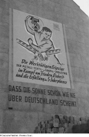 Propaganda-Plakat der Nationalen Front an einer Hauswand