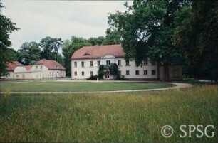 Potsdam, Schloss Sacrow, Rondell auf der Gartenseite des Schlosses.