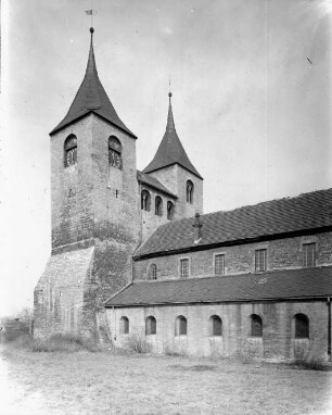Frose, ehem. Stiftskirche St. Cyriakus, Westwerk mit Türmen und Teil des Langhauses von Südosten