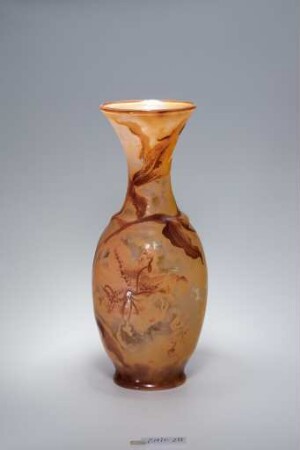 Vase mit Prachtliliendekor