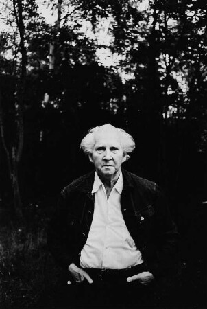 Der Lyriker Erich Arendt in einem Garten in Wilhelmshorst