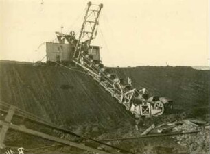 Neukieritzsch-Lobstädt. Tagebau Viktoria. Kohlegewinnung. Abraum mit Eimerkettenbagger. Ansicht mit gesenktem Gelenkglied (sog. Schake)