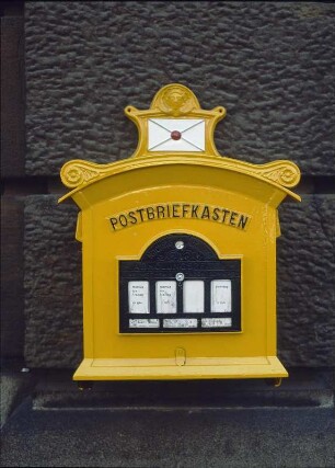 Historischer Briefkasten in Dresden : Dresden. Funktionsfähiger historischer Briefkasten